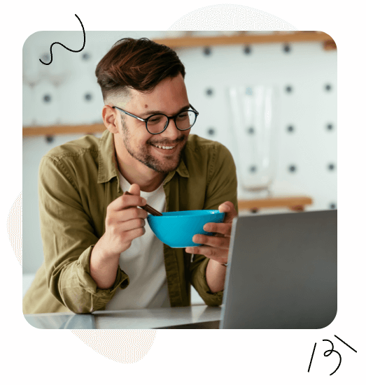 Un tipo con una taza en la mano