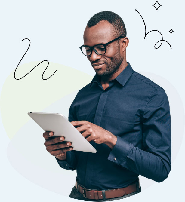 Un hombre con gafas utiliza una tableta para navegar por Internet o realizar diversas tareas.
