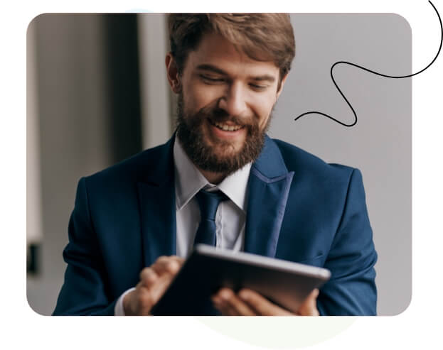 Un hombre y una mujer felices mirando una pantalla de Mac.