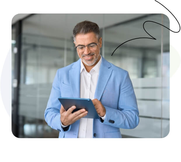 Un hombre de negocios con un traje azul usando una tableta.