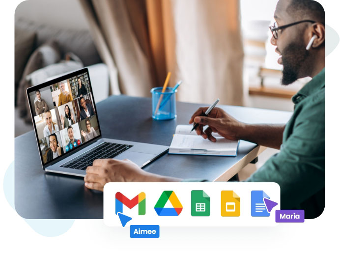 Un hombre concentrado en su portátil, con un icono de Google Calendar visible en la pantalla.